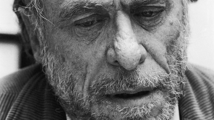 Věčný outsider a originální divoch Bukowski by oslavil stovku